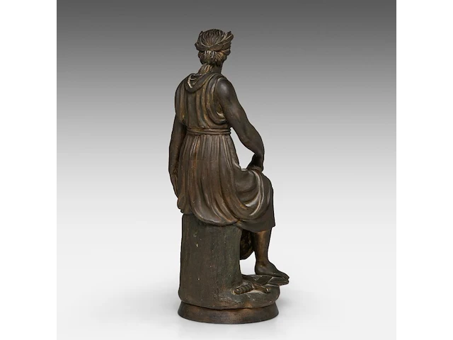 A patinated terracotta sculpture of an allegory of victory 68 cm. (26.76 in.) - afbeelding 5 van  8