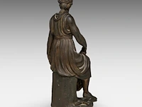 A patinated terracotta sculpture of an allegory of victory 68 cm. (26.76 in.) - afbeelding 5 van  8
