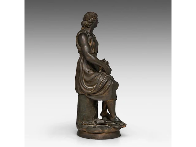 A patinated terracotta sculpture of an allegory of victory 68 cm. (26.76 in.) - afbeelding 6 van  8