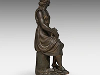 A patinated terracotta sculpture of an allegory of victory 68 cm. (26.76 in.) - afbeelding 6 van  8