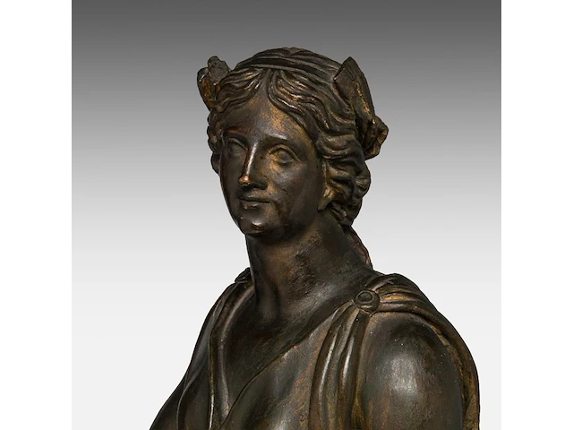 A patinated terracotta sculpture of an allegory of victory 68 cm. (26.76 in.) - afbeelding 8 van  8