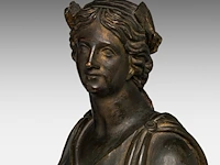 A patinated terracotta sculpture of an allegory of victory 68 cm. (26.76 in.) - afbeelding 8 van  8