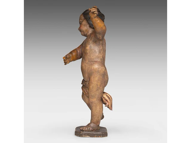 A polychrome limewood sculpture of a putto, 18thc 68 cm. (26.76 in.) - afbeelding 3 van  6