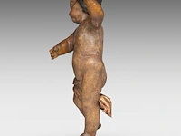 A polychrome limewood sculpture of a putto, 18thc 68 cm. (26.76 in.) - afbeelding 3 van  6