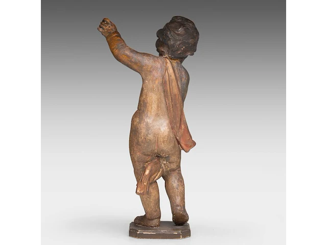 A polychrome limewood sculpture of a putto, 18thc 68 cm. (26.76 in.) - afbeelding 4 van  6