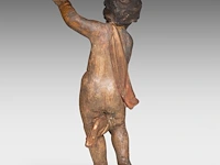 A polychrome limewood sculpture of a putto, 18thc 68 cm. (26.76 in.) - afbeelding 4 van  6