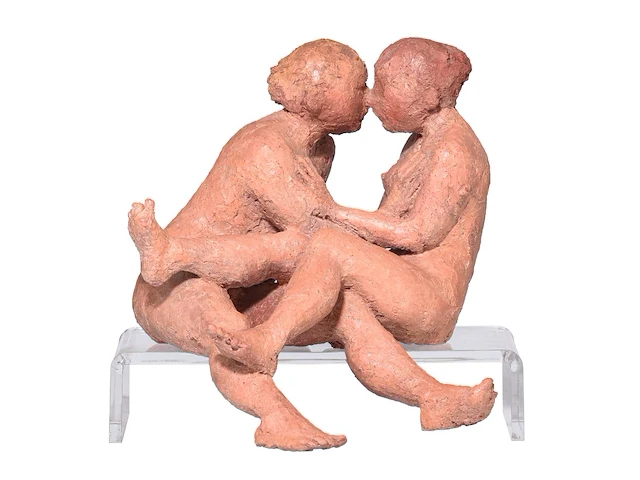 A polychrome painted terracotta sculpture of two lovers, h 24,5 cm - afbeelding 1 van  7