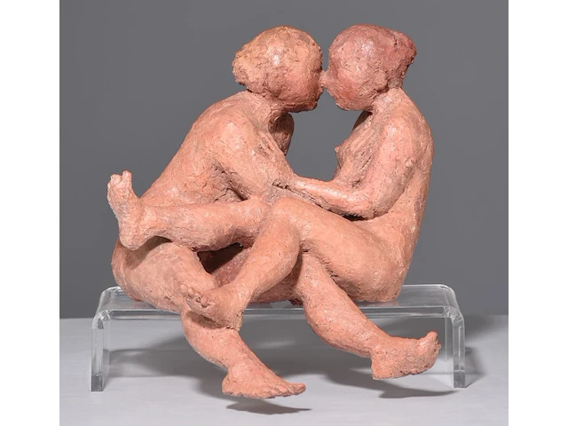 A polychrome painted terracotta sculpture of two lovers, h 24,5 cm - afbeelding 2 van  7