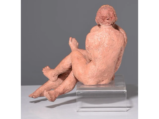 A polychrome painted terracotta sculpture of two lovers, h 24,5 cm - afbeelding 3 van  7