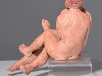 A polychrome painted terracotta sculpture of two lovers, h 24,5 cm - afbeelding 3 van  7