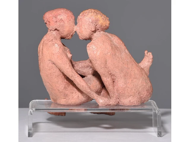 A polychrome painted terracotta sculpture of two lovers, h 24,5 cm - afbeelding 4 van  7