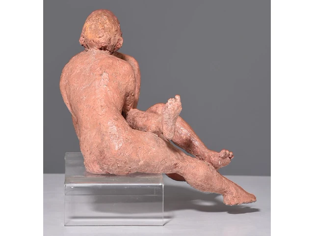 A polychrome painted terracotta sculpture of two lovers, h 24,5 cm - afbeelding 5 van  7