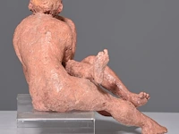 A polychrome painted terracotta sculpture of two lovers, h 24,5 cm - afbeelding 5 van  7