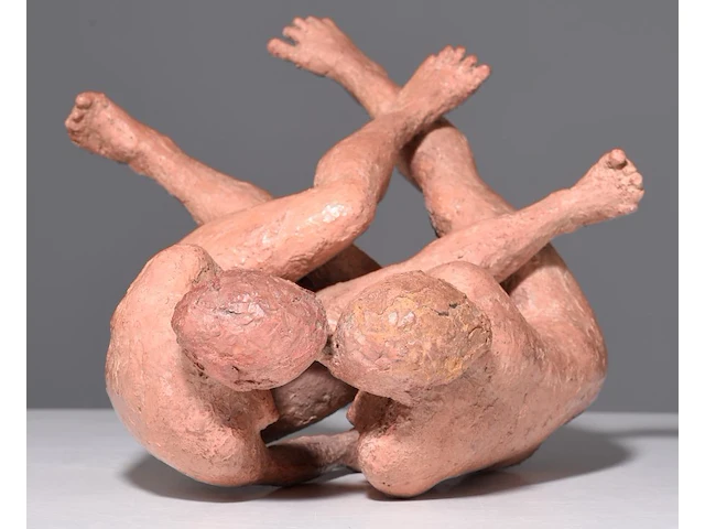 A polychrome painted terracotta sculpture of two lovers, h 24,5 cm - afbeelding 7 van  7