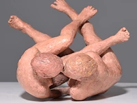 A polychrome painted terracotta sculpture of two lovers, h 24,5 cm - afbeelding 7 van  7
