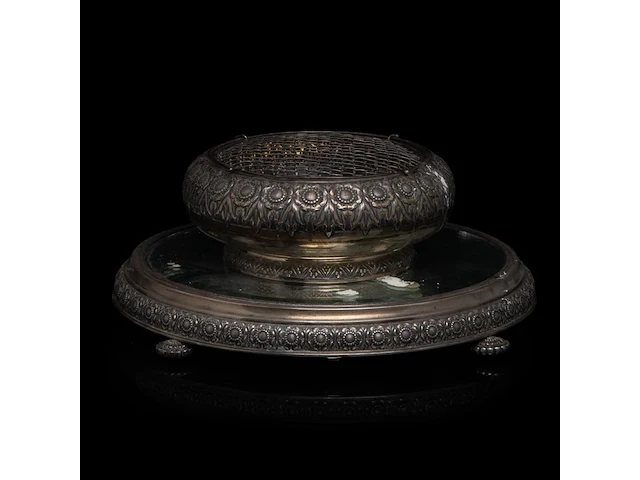 A portuguese silver pique-fleurs on a mirrored stand, porto hallmarks (1886-1938), total h 15 - 35 cm, 833/000 - afbeelding 1 van  7