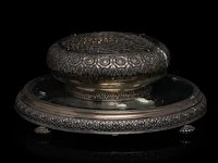 A portuguese silver pique-fleurs on a mirrored stand, porto hallmarks (1886-1938), total h 15 - 35 cm, 833/000