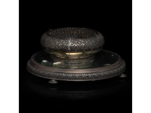 A portuguese silver pique-fleurs on a mirrored stand, porto hallmarks (1886-1938), total h 15 - 35 cm, 833/000 - afbeelding 2 van  7