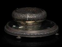 A portuguese silver pique-fleurs on a mirrored stand, porto hallmarks (1886-1938), total h 15 - 35 cm, 833/000 - afbeelding 2 van  7
