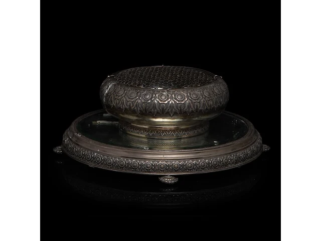 A portuguese silver pique-fleurs on a mirrored stand, porto hallmarks (1886-1938), total h 15 - 35 cm, 833/000 - afbeelding 3 van  7