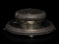 A portuguese silver pique-fleurs on a mirrored stand, porto hallmarks (1886-1938), total h 15 - 35 cm, 833/000 - afbeelding 3 van  7