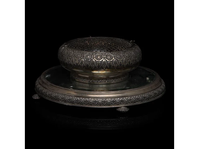 A portuguese silver pique-fleurs on a mirrored stand, porto hallmarks (1886-1938), total h 15 - 35 cm, 833/000 - afbeelding 4 van  7