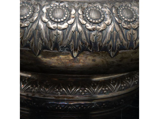 A portuguese silver pique-fleurs on a mirrored stand, porto hallmarks (1886-1938), total h 15 - 35 cm, 833/000 - afbeelding 7 van  7