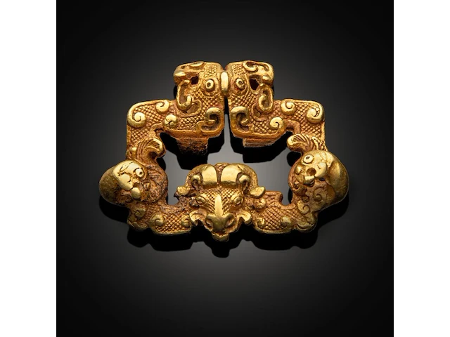 A rare chinese high-carat gold 'kui' belt buckle, qin dynasty (259-210 bce), weight about 66,4 g - 3,7 x 4,5 cm - afbeelding 1 van  8