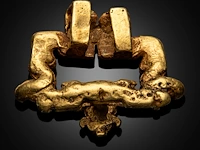 A rare chinese high-carat gold 'kui' belt buckle, qin dynasty (259-210 bce), weight about 66,4 g - 3,7 x 4,5 cm - afbeelding 2 van  8