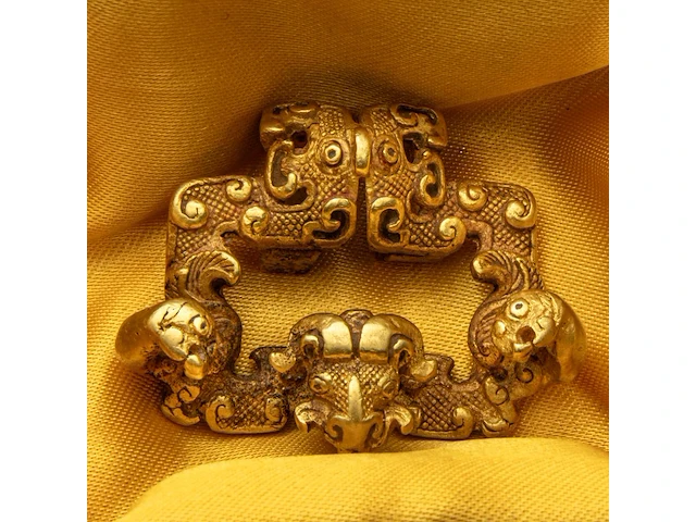 A rare chinese high-carat gold 'kui' belt buckle, qin dynasty (259-210 bce), weight about 66,4 g - 3,7 x 4,5 cm - afbeelding 3 van  8
