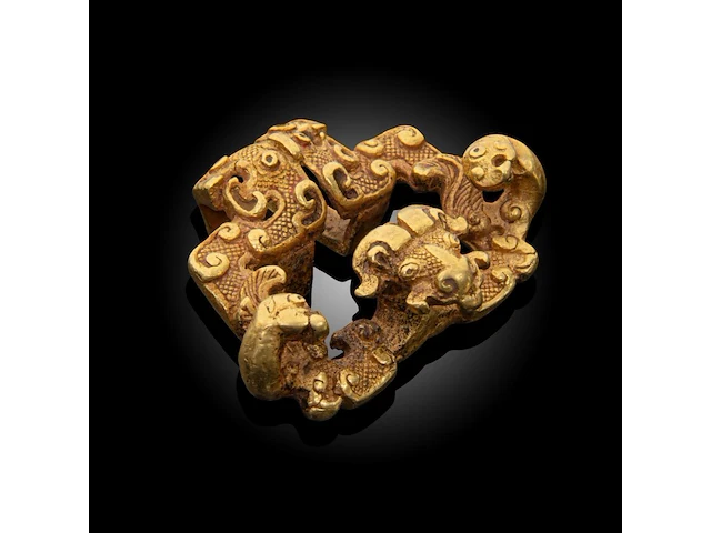 A rare chinese high-carat gold 'kui' belt buckle, qin dynasty (259-210 bce), weight about 66,4 g - 3,7 x 4,5 cm - afbeelding 4 van  8