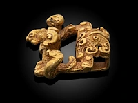 A rare chinese high-carat gold 'kui' belt buckle, qin dynasty (259-210 bce), weight about 66,4 g - 3,7 x 4,5 cm - afbeelding 5 van  8