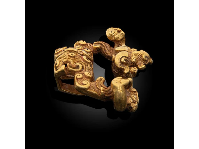 A rare chinese high-carat gold 'kui' belt buckle, qin dynasty (259-210 bce), weight about 66,4 g - 3,7 x 4,5 cm - afbeelding 7 van  8
