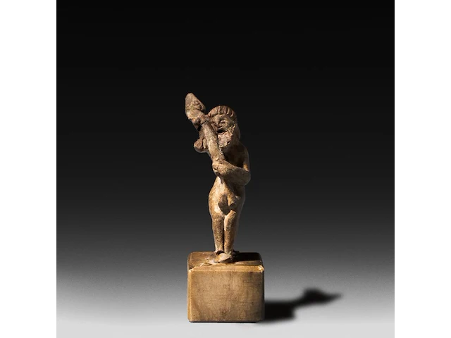 A rare etruscan priapus holding a phallus 5 cm. (1.97 in.) - afbeelding 1 van  5