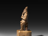 A rare etruscan priapus holding a phallus 5 cm. (1.97 in.) - afbeelding 2 van  5