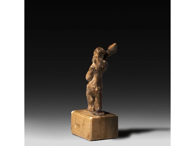 A rare etruscan priapus holding a phallus 5 cm. (1.97 in.) - afbeelding 3 van  5
