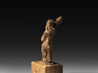 A rare etruscan priapus holding a phallus 5 cm. (1.97 in.) - afbeelding 3 van  5