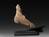 A rare taino carved volcanic stone phallic object, ca. 1000-1500 a.d., h 12,5 - w 15 cm - afbeelding 2 van  5