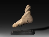 A rare taino carved volcanic stone phallic object, ca. 1000-1500 a.d., h 12,5 - w 15 cm - afbeelding 4 van  5