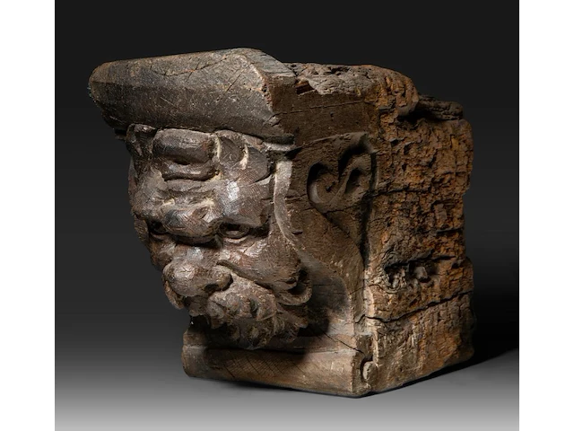 A renaissance carved oak corbel with the head of a bearded man 28 x 41 cm. (11.01 x 16.14 in.) - afbeelding 1 van  6