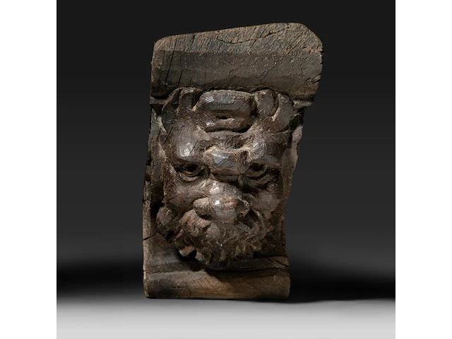 A renaissance carved oak corbel with the head of a bearded man 28 x 41 cm. (11.01 x 16.14 in.) - afbeelding 2 van  6