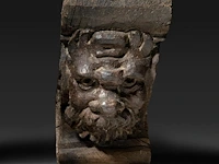 A renaissance carved oak corbel with the head of a bearded man 28 x 41 cm. (11.01 x 16.14 in.) - afbeelding 2 van  6