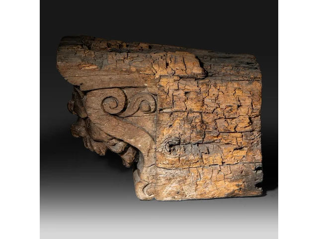 A renaissance carved oak corbel with the head of a bearded man 28 x 41 cm. (11.01 x 16.14 in.) - afbeelding 3 van  6