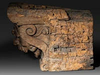 A renaissance carved oak corbel with the head of a bearded man 28 x 41 cm. (11.01 x 16.14 in.) - afbeelding 3 van  6