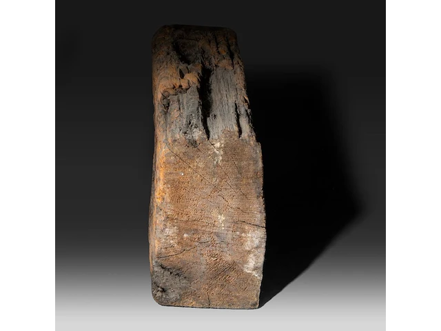 A renaissance carved oak corbel with the head of a bearded man 28 x 41 cm. (11.01 x 16.14 in.) - afbeelding 4 van  6