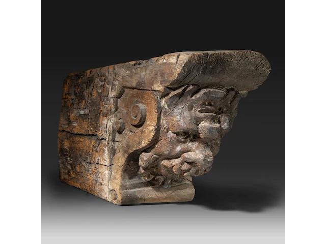 A renaissance carved oak corbel with the head of a bearded man 28 x 41 cm. (11.01 x 16.14 in.) - afbeelding 6 van  6