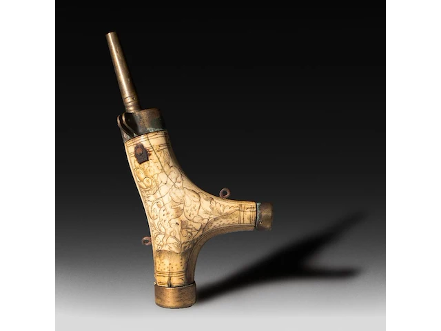 A renaissance deer horn gunpowder flask, with carved decoration of a satyr having an erection, ca. 1550 23 x 10.5 cm. (9.06 x 4.12 in.) - afbeelding 1 van  5