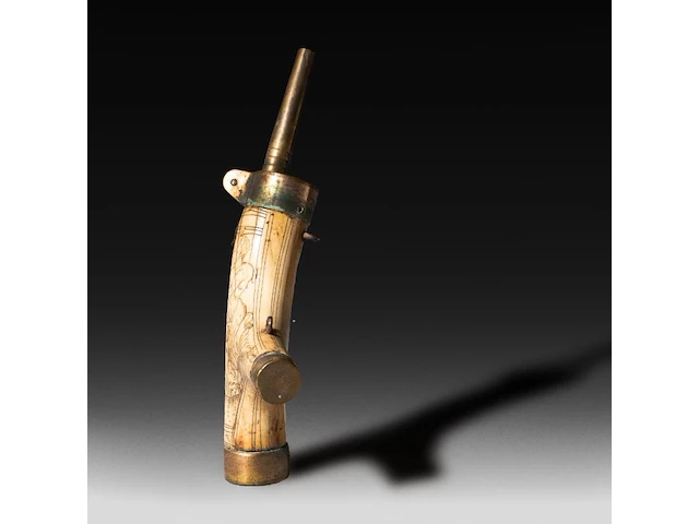A renaissance deer horn gunpowder flask, with carved decoration of a satyr having an erection, ca. 1550 23 x 10.5 cm. (9.06 x 4.12 in.) - afbeelding 2 van  5