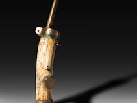 A renaissance deer horn gunpowder flask, with carved decoration of a satyr having an erection, ca. 1550 23 x 10.5 cm. (9.06 x 4.12 in.) - afbeelding 2 van  5