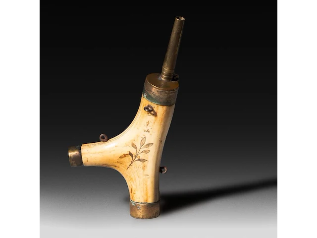 A renaissance deer horn gunpowder flask, with carved decoration of a satyr having an erection, ca. 1550 23 x 10.5 cm. (9.06 x 4.12 in.) - afbeelding 3 van  5